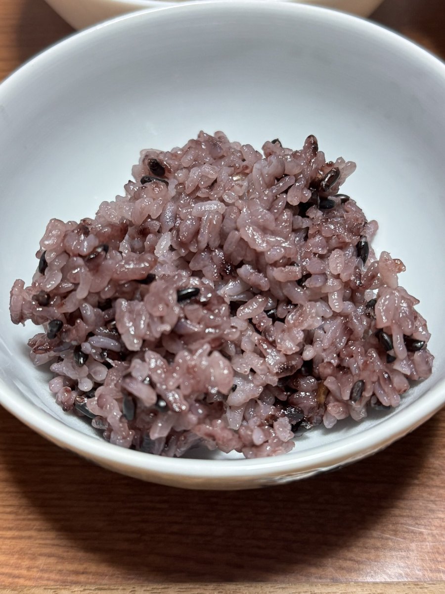 ADV3156's tweet photo. 今夜は初めて石部の棚田の黒米を混ぜたご飯を炊いてみました。プチプチモチモチで美味しくいただきました〜
#西伊豆
#松崎町
#石部の棚田
#民泊ねぎや https://t.co/gYVJ2lYB1N