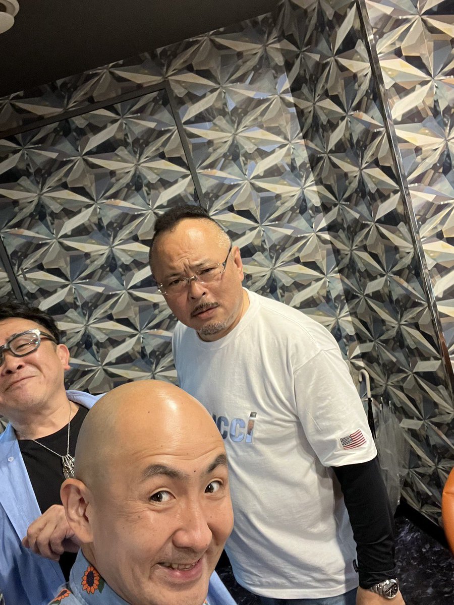 copycan1972's tweet photo. 「モヒカン・ハゲ・メガネ」

一昨日は
「全裸監督」「ガス人間」とNetflixの人気作品に次から次へと出演している
悪役役者 "吉田丸さん”と

吉本興業で村上ショージ師匠のお弟子さんで地下芸人の
”ベン山形さん”と
三人でカラオケBOXに２時間缶詰（笑）

怖おもての"モヒカン"役者さん と
地下芸人の"ハゲ"と
俺こと主張が"メガネ"にしかない
オッサン３人で
「なんじゃ！こりゃ！！」の状況でした（笑笑）

#吉本興業 #Netflix #村上ショージ #ガス人間 #大和市整体

大和整体院OTAGホームページ⤵︎
https://t.co/I4kQEj7ahj

大和整体院OTAG、田原ひろみちの「Pooping at school！」
youtube配信中
https://t.co/1s8fKFrA0Z