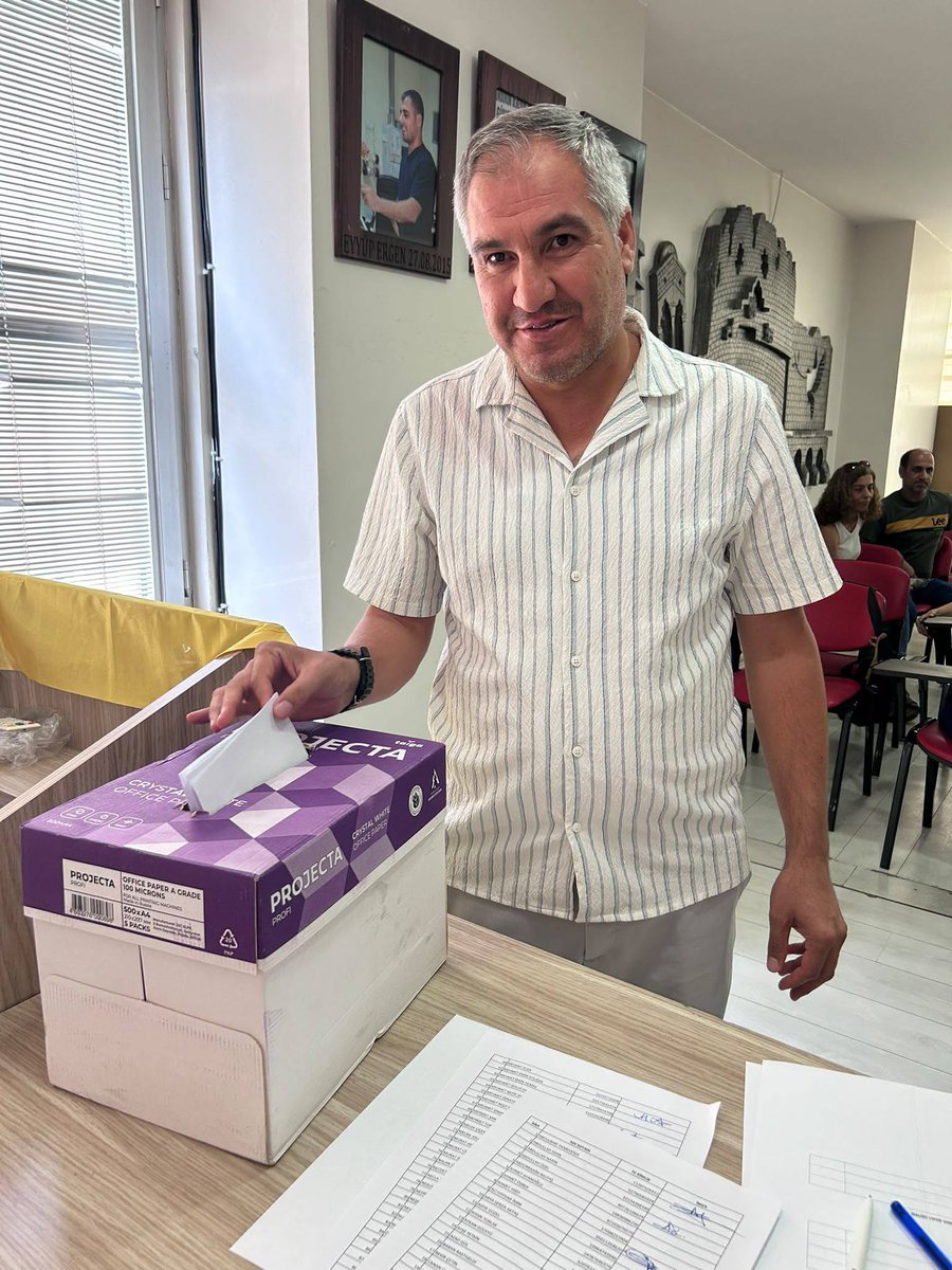 kultursanatsen's tweet photo. Kültür Sanat-Sen Diyarbakır İl Temsilciliği’nde gerçekleştirilen 3. Olağan Genel Kurul’un tamamlanmasını kutluyor, sendikal demokrasiyi tüm kurullarında hayata geçiren KESK çizgisindeki bu anlamalı duruşa katkı sunan herkese teşekkür ediyoruz.
Günümüzde kamuda fiilen alınan maaşların gerilediği ekonomik adaletsizlik ortadayken, insanca yaşam ve adil ücret talebimizi bir kez daha en güçlü şekilde yineliyoruz.
Yeni dönemde omuz omuza vererek haklarımızı savunmaya, sendikal dayanışmayı büyütmeye ve emeğin hak ettiği değeri alması için kararlılıkla yürümeye devam edeceğiz.
YAŞASIN KÜLTÜR SANAT SEN!
YAŞASIN KESK!