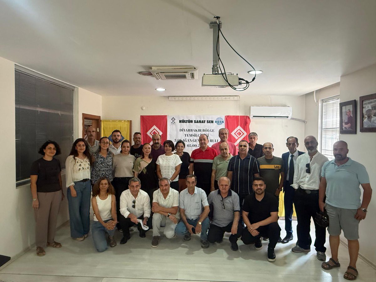 kultursanatsen's tweet photo. Kültür Sanat-Sen Diyarbakır İl Temsilciliği’nde gerçekleştirilen 3. Olağan Genel Kurul’un tamamlanmasını kutluyor, sendikal demokrasiyi tüm kurullarında hayata geçiren KESK çizgisindeki bu anlamalı duruşa katkı sunan herkese teşekkür ediyoruz.
Günümüzde kamuda fiilen alınan maaşların gerilediği ekonomik adaletsizlik ortadayken, insanca yaşam ve adil ücret talebimizi bir kez daha en güçlü şekilde yineliyoruz.
Yeni dönemde omuz omuza vererek haklarımızı savunmaya, sendikal dayanışmayı büyütmeye ve emeğin hak ettiği değeri alması için kararlılıkla yürümeye devam edeceğiz.
YAŞASIN KÜLTÜR SANAT SEN!
YAŞASIN KESK!