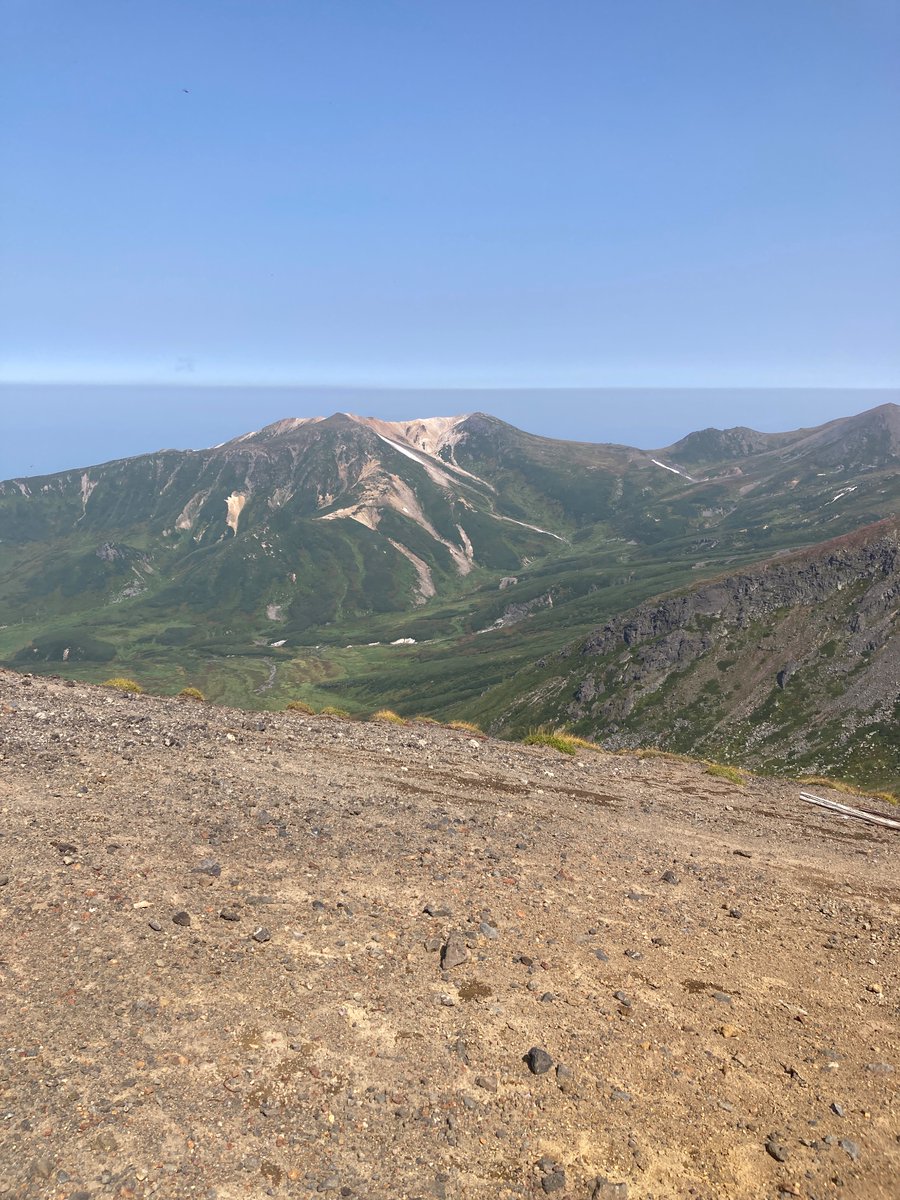 Seibun21's tweet photo. X山界隈から、雨のせいで山の絶景が流れてこないので、おとといの旭岳山頂からの写真を載せておきます。 https://t.co/3GwTxXWCmF