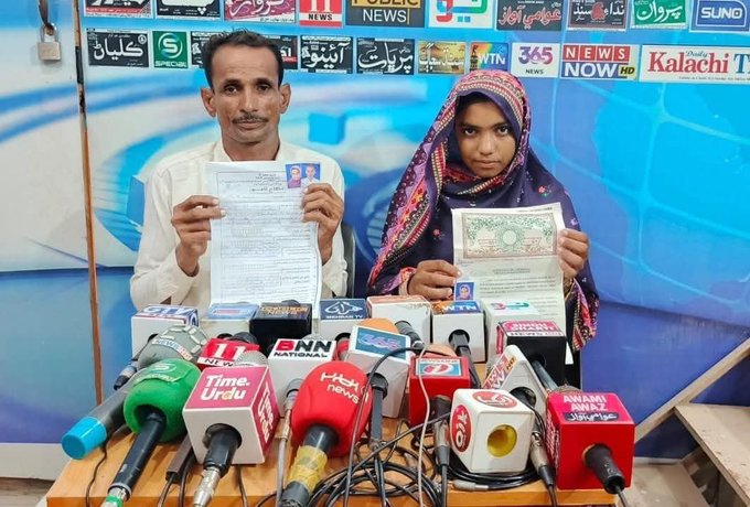 vopm_urdu's tweet photo. Seeta Meghwar — a minor #Hindu girl from #Sindh —abducted from her home, forcibly converted, and married to her kidnapper.
One more name on the endless list. How many more until the state treats this as the crime it is—not just another routine?
#StopConvertingMinorities https://t.co/VlxrsMepNk