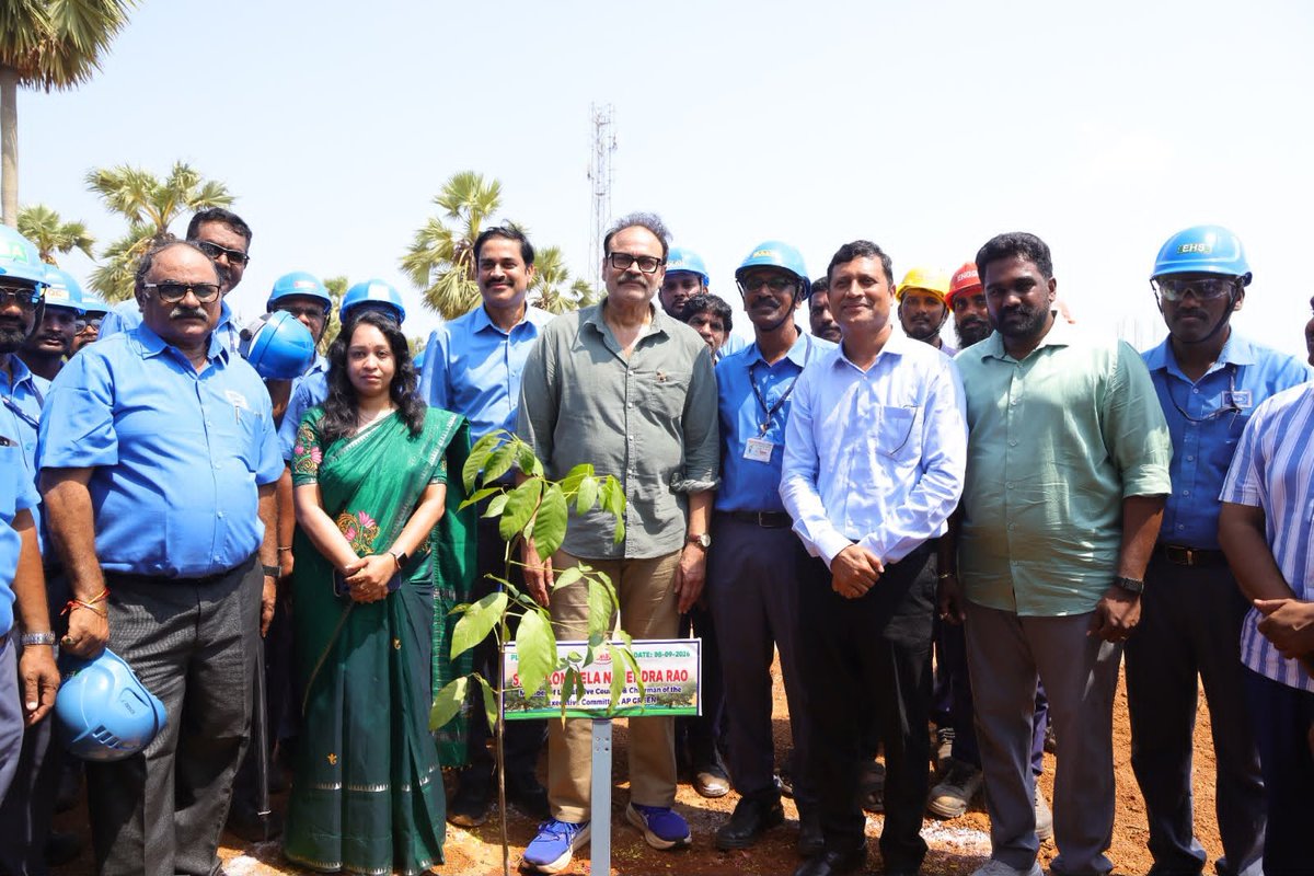 APFDOfficial's tweet photo. పరిశ్రమలు ఖాళీ స్థలాలను హరిత వనాలుగా మార్చాలి – శ్రీ నాగబాబు గారు

పర్యావరణ, జీవవైవిధ్య పరిరక్షణలో భాగంగా పరిశ్రమలు స్థానిక వృక్ష ��ాతులతో గ్రీన్‌బెల్ట్‌ను విస్తరించాలని ఏపీ గ్రీన్ ఎగ్జిక్యూటివ్ కమిటీ ఛైర్మన్, గౌరవ ఎమ్మెల్సీ శ్రీ @NagababuOffl గారు పిలుపునిచ్చారు.

కాకినాడ జిల్లా తొండంగిలోని దివిస్ లేబొరేటరీస్‌లో గ్రీన్‌బెల్ట్, ప్లాంటేషన్ కార్యక్రమాలను సమీక్షించిన ఆయన, మియావాకి పద్ధతిలో దట్టమైన వనాల అభివృద్ధికి ప్రాధాన్యం ఇవ్వాలని సూచించారు. అనంతరం 100 మందికి పైగా ఉద్యోగులతో కలిసి మొక్కలు నాటారు. 

@APDeputyCMO @moefcc @PIB_India 
@pibvijayawada 

#APForestDepartment #APGREEN #GreenAndhraPradesh #GreenBelt
