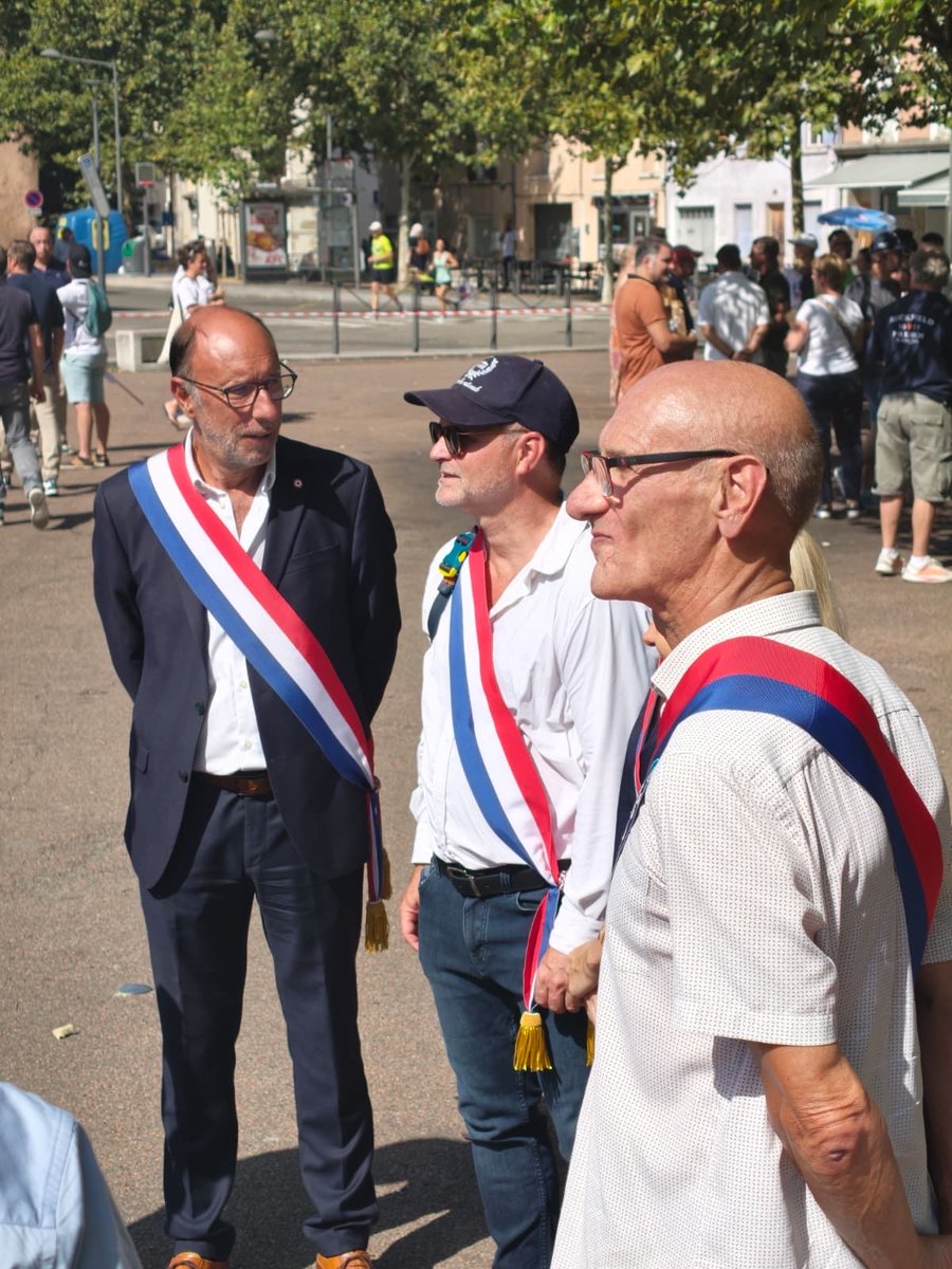 thierryperez_'s tweet photo. ♦️ Aujourd’hui à Givors, aux côtés des buralistes mobilisés contre une fiscalité toujours plus lourde.

Hausse des taxes et des prix : pendant que les commerces de proximité sont fragilisés, le marché parallèle prospère.

Je soutiens le gel de la fiscalité du tabac. 🇫🇷 https://t.co/JG1cBZUxf5