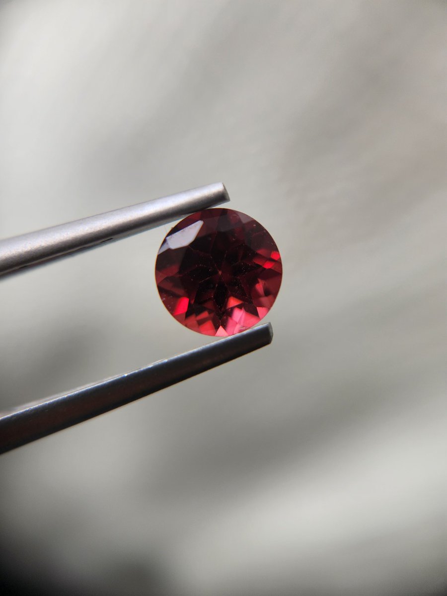 Kka__akk's tweet photo. B50 
말라야 가넷 1.05ct 
6.3x4mm 
B49와 비교했을 때 컷이 조금 더 예쁘고
아주아주 살짝 보랏빛이 돌아요. 
동영상보단 사진 색감이 흡사함 
45,000
#원석마켓 https://t.co/DkSjlr2IP4