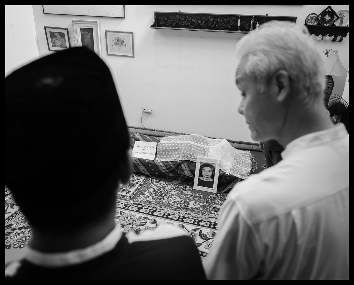 ganjarpranowo's tweet photo. Saya mengenal mbak Reniyanti Hoegeng cukup lama. Kita sering bertemu dan diskusi, sambil nostalgia mengenang kisah-kisah hebat dari sosok Jenderal Hoegeng yang melegenda.

Innalillahiwainnailaihirojiun......Selamat jalan mbak Reni, saya bersaksi njenengan orang baik. Alfatihah. https://t.co/JBcL67iI1K