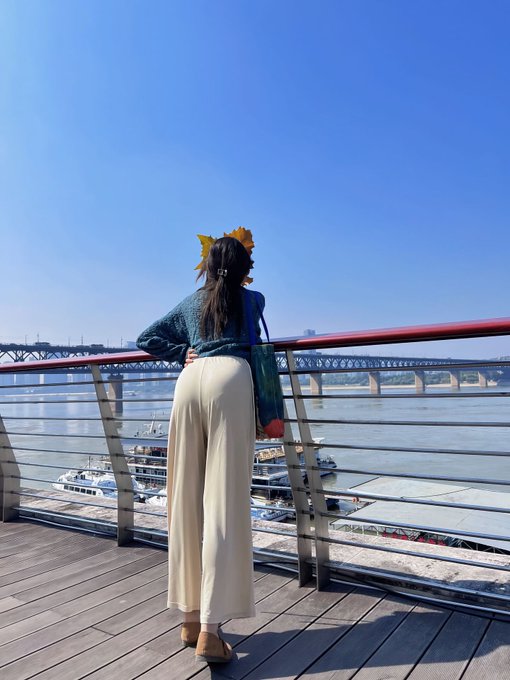 LisaJohnso80816's tweet photo. 老婆这背影一摆出来，谁能忍得住只看一眼？目光直接粘上去了。 https://t.co/9R8tWhw5ht