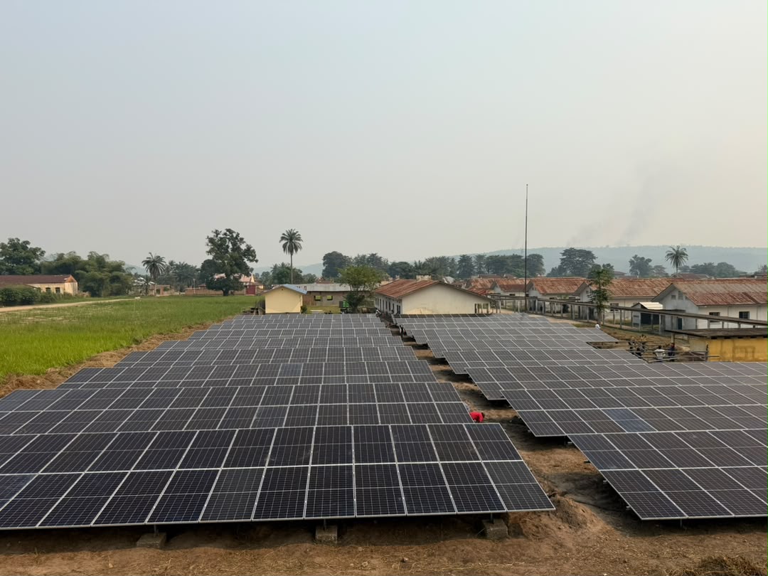 anser_rdc's tweet photo. 🌞 À Lusambo, l’@ANSER poursuit son combat contre l’obscurité ⚡🇨🇩

📍 À Lusambo, dans la province du Sankuru, l’ANSER transforme la vision du Chef de l’État en actions concrètes sur le terrain. 💡

Sous l’égide de Son Excellence M. Molendo Sakombi, Ministre des Ressources hydrauliques et de l’Électricité, le Directeur Général de l’ANSER, M. Cyprien Musimar, supervise un projet d’électrification majeur. ⚡🏗️

☀️ L’installation de deux centrales photovoltaïques de 300 kW et 200 kW, soit une capacité totale de 500 kW, avance à bon rythme.

🔧 Sur le site de la centrale de 300 kW, la pose du champ solaire est achevée et le tirage de la ligne basse tension est en cours.
🔩 Sur le site de 200 kW, les supports destinés aux panneaux solaires sont déjà fixés.

⚡ L’ANSER poursuit sa mission : apporter l’électricité au cœur du Congo profond et faire de l’énergie un véritable moteur du développement local. 🌍🇨🇩

#ÉlectricitéPourTous #RDC #Lusambo #Sankuru #Électrification #ÉnergieSolaire #DéveloppementLocal @Presidence_RDC @PrimatureRDC @Min_Resshyd_rdc
