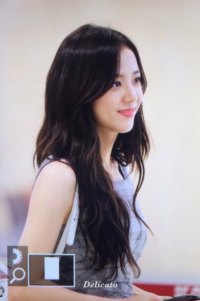 jenrubyjisoo's tweet photo. 이 여자 공항 여친짤 왜케 많음👩🏻‍❤️‍💋‍👩🏻 https://t.co/lH0f8vQjP2