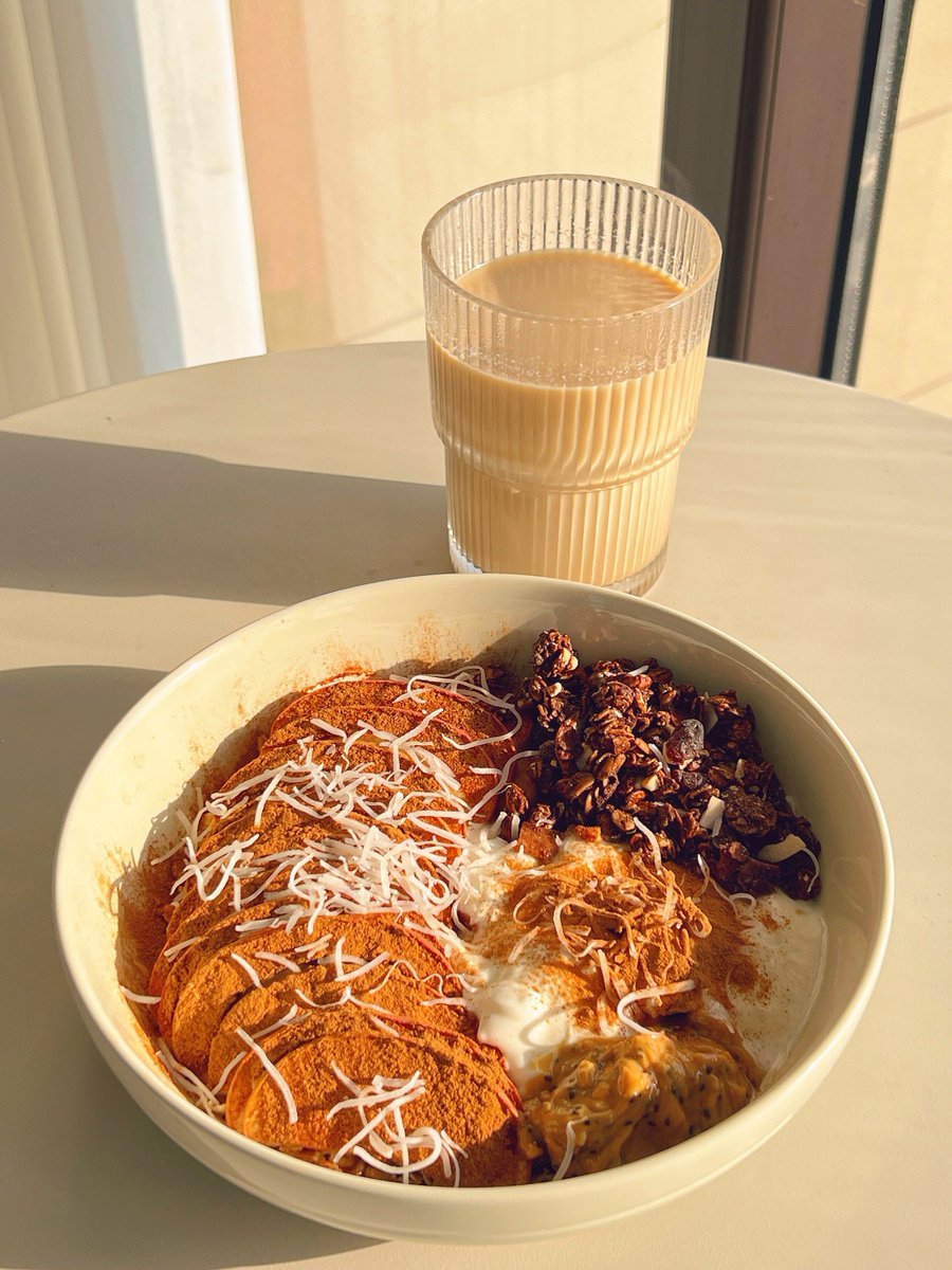 CynthiaAndtshm's tweet photo. Just had the warmest homemade oatmeal with banana slices and a pinch of cinnamon—perfect cozy fuel for this lazy Sunday morning! https://t.co/AOsDoAzn0o