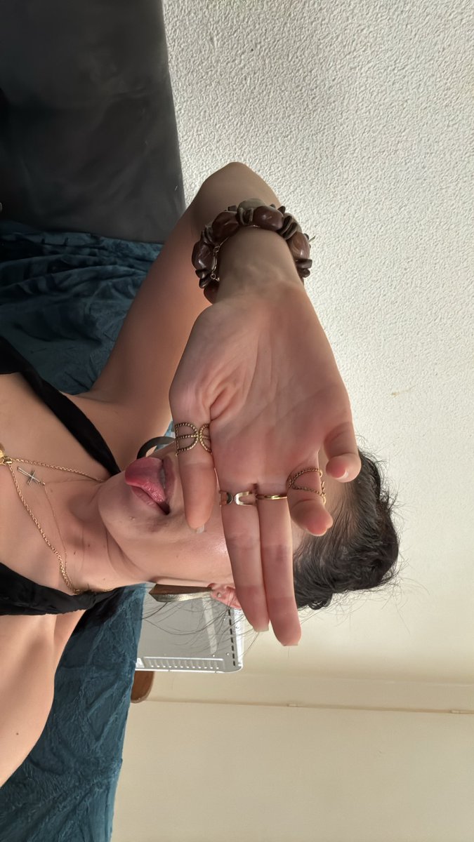 LaReineSo's tweet photo. À mes pieds ! 🦶 https://t.co/HkvSoz0ZnD