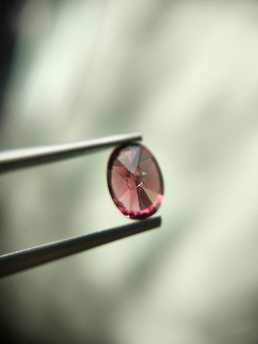 Kka__akk's tweet photo. B51 
마헹게 가넷 1.46ct 
7.7x5.4x5.1mm 
아래쪽 칩으로 인해 광학이 독특하게 나타나니 리컷보다는 그대로 감상을 추천합니다 
21,000
#원석마켓 https://t.co/qc20buNZJm
