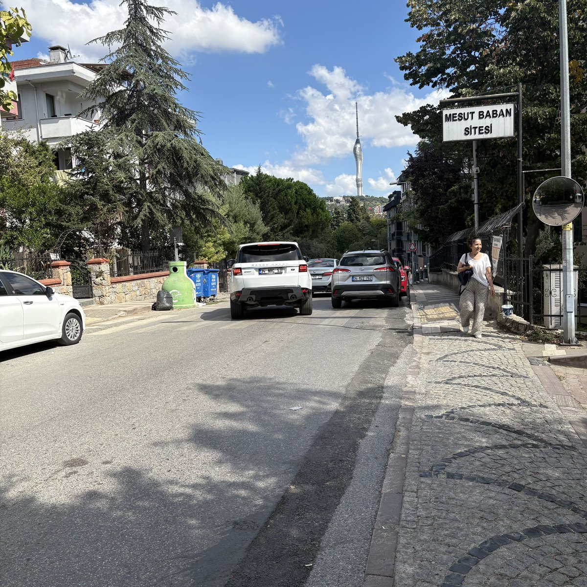 Beduze1907's tweet photo. @uskudarbld Barbaros mahallesi Sırmaperde Sokak Ay Konakları Önünde Hala araçlar Karşılıklı Park ediyorlar Mesut Baban Sitesi ne kadar geldiler park etmeye ve burada Trafik Durma Noktasında Lütfen gereğini yapınız (ortaya refrüj olabilir) Fotoğraf da göreceksiniz , https://t.co/UvEAcMd3Vz