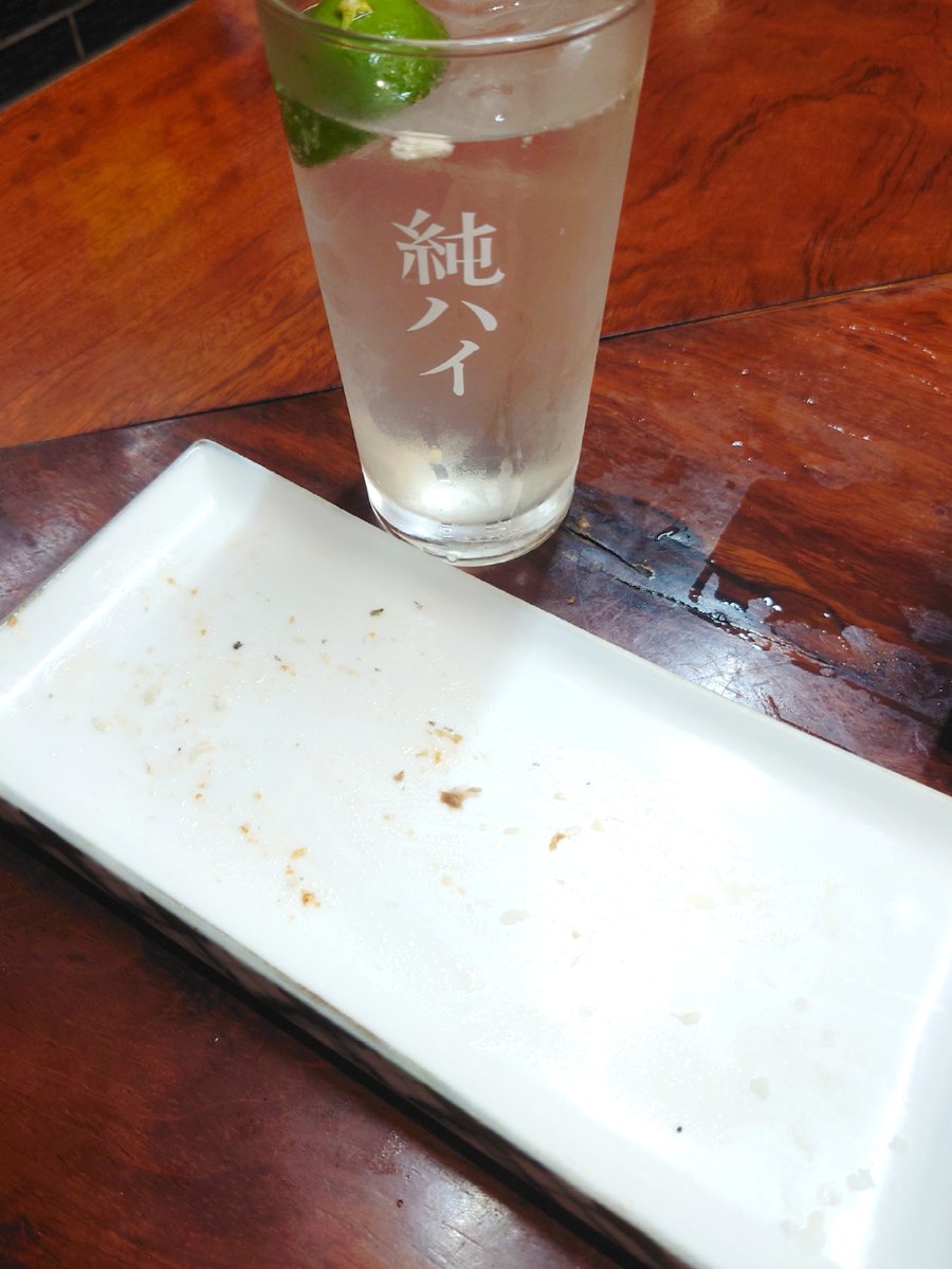 sakenohedo's tweet photo. 前回も周りの常連さんに見られて爆笑されたんだけど思わず「これをこう！」してしまうぐらい頭から尻尾の先まで全部美味しくてほんとペロリなんすよ……(※ちなみに今回チョイスしたのはむつ塩焼き)
まじで単なる塩焼きを超えた謎の調理法だしこれを味わいたいがためだけに小田原移住したいレベル https://t.co/JI4cBxRJlR