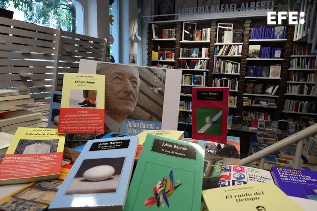 EFEnoticias's tweet photo. La venta de libros en España registra una subida del 3,9 % en los primeros seis meses de 2026.

Se estima que cerrará el año con un alza aún mayor, superando el 4 % y alcanzando los 1.300 millones.

https://t.co/WVKtv8uuSQ https://t.co/1zU9B0Gm9h
