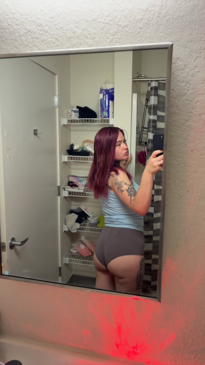 Luva26921's tweet photo. Happy Tuesday! Who can pay my bills and be my paypig https://t.co/wkh5VyYpBx