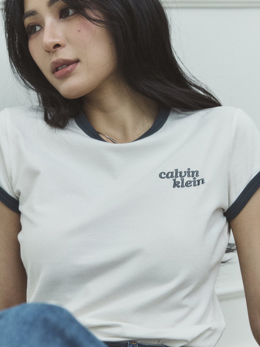 BeHi_ENT's tweet photo. เผยลุคสุดเฉียบของ หลิงหลิง @linglingkwong ในไอเท็มจาก Calvin Klein Fall 2026 ถ่ายทอดซิลูเอต modern minimalism ผ่านเดนิมที่เรียบคม สง่างาม และเปี่ยมด้วย fashion attitude สะท้อนภาพของ rising fashion icon ที่เปล่งประกายด้วยสไตล์อันเป็นเอกลักษณ์ ก่อนออกเดินทางสู่มหานครนิวยอร์กเพื่อร่วมชม Calvin Klein Collection Spring 27 Runway Show

#LinglingKwongxCalvinKlein 
#CalvinKleinSS27 #NewYorkFashionWeek
#CalvinKlein #LinglingKwong
@CalvinKlein @linglingsirila