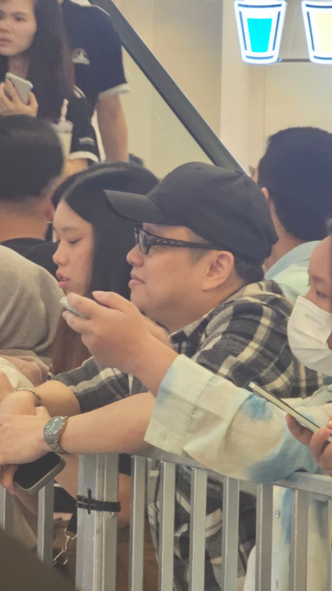 IzzatSana2001's tweet photo. Hi to all kpop, thaienthu and KLP48 fans. Please be aware of this both suspicious person who is sasaeng and pervert fan. Left picture is CYL who disturb minor girls and right picture is Jason Chow a.k.a batik guy. If u all semua pergi events tu dont layan them ya. https://t.co/OnVBWr3r2a