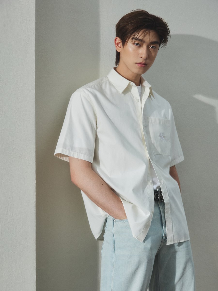 prjipata's tweet photo. เผยลุค หลิงหลิง @linglingkwong โทมัส ธีรทัศน์ @tthomastc  และซี ทวินันท์ @sea_tawinan เตรียมออกเดินทางสู่มหานครนิวยอร์ก เพื่อร่วมชม Calvin Klein Collection Spring 27 Runway Show ในวันที่ 12 ก.ย. 69 เวลา 02.00 น. ตามเวลาประเทศไทย ซึ่งนับเป็นครั้งแรกของทั้งสามในการเข้าร่วมชมแฟชั่นโชว์ของ  Calvin Klein

ทั้งสามสวมใส่ไอเท็มจาก Calvin Klein Fall 2026 โดดเด่นด้วยกางเกงยีนส์ที่พอดีกับรูปร่างและสไตล์เฉพาะตัว ถ่ายทอดความมินิมอลอันเป็นเอกลักษณ์ของแบรนด์และสะท้อนความมั่นใจของแต่ละคนได้อย่างลงตัว

@CalvinKlein 

#LingLingKwongxCalvinKlein 
#CalvinKleinxThomas #CalvinKleinTH
#CalvinKleinxSEA #CalvinKleinSS27
#tthomastc #LingLingKwong #Sea_tawinan