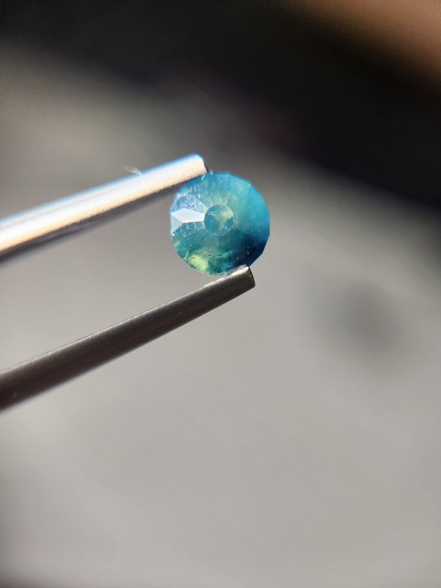 Kka__akk's tweet photo. B76 
베트남산 밀키사파이어 0.55ct
4.79x3.4mm 
실내에서는 진초록색, 자연광 받으면 밀키한 초록으로 빛나요
페이스가 작고 높아서 그부분만 살짝 리컷하면 딱 좋을듯 
83,000
#원석마켓 https://t.co/BdyR0pkQG0
