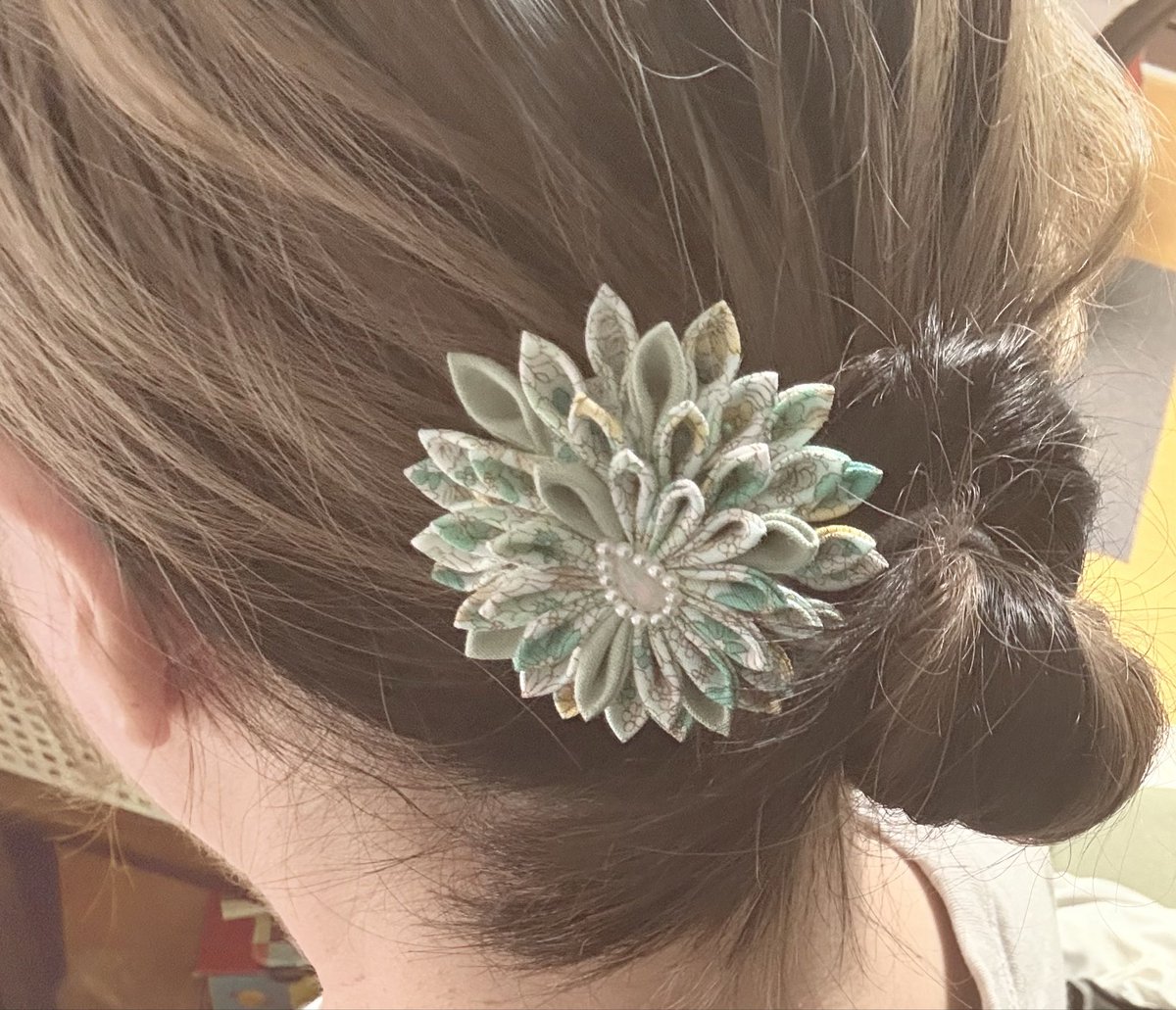 rinhm68's tweet photo. 自分用に作った
真ん中はオパールビーズでキラキラ✨
#ハンドメイド #つまみ細工 https://t.co/Gy7QZqcfBR