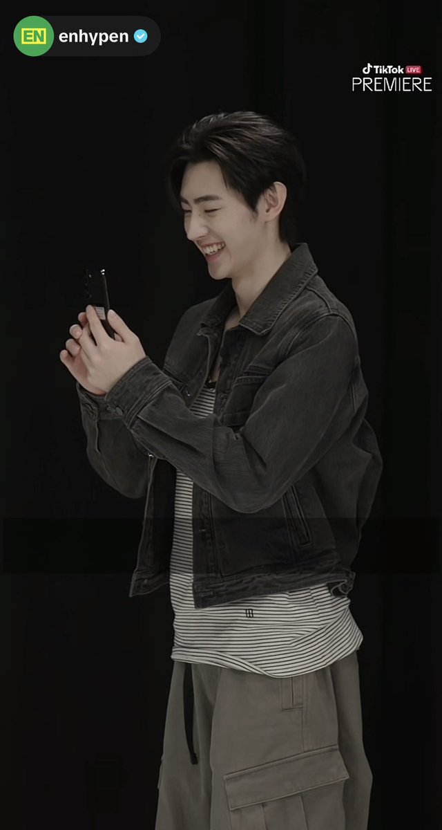 xomycyberhoon's tweet photo. enhypen having to guess who sunghoon is most grateful for recently in today’s live and everyone knowing he’s pointing the camera at jungwon immediately was so cute 😭🤲 immediate smug kitty after too 🙂‍↕️🩵

#ENHYPEN #SUNGHOON #JUNGWON https://t.co/Dou12mQkem