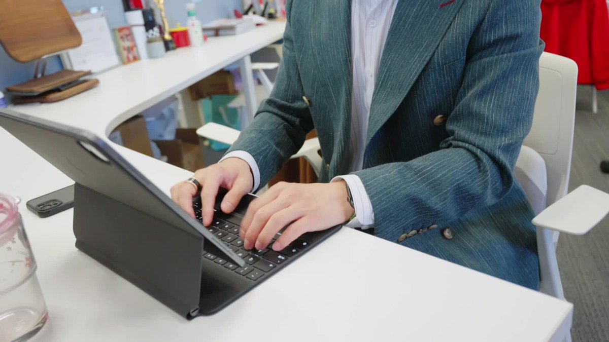 EymenCanodtk's tweet photo. [Spilled coffee on my keyboard mid-presentation. My intern deadpanned: "Now it’s a touchscreen"]， https://t.co/ycL7pVZYKB