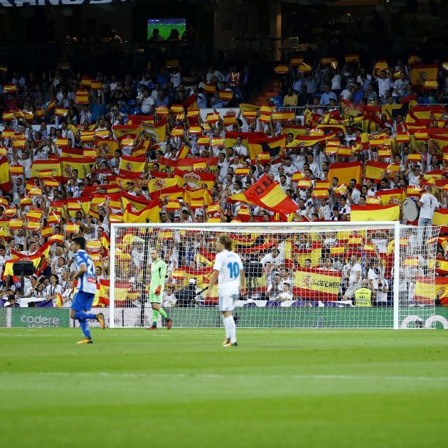 RicharMurdock's tweet photo. 1 de octubre de 2017. En contra de las sugerencias del club el Fondo Sur del Santiago Bernabéu se llenó de banderas de España. Todos los jefes peñistas que allí estuvieron lo saben, así que menos lobos con el comunicado. https://t.co/WSB9RMdYCC