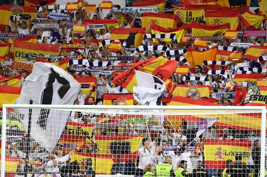 RicharMurdock's tweet photo. 1 de octubre de 2017. En contra de las sugerencias del club el Fondo Sur del Santiago Bernabéu se llenó de banderas de España. Todos los jefes peñistas que allí estuvieron lo saben, así que menos lobos con el comunicado. https://t.co/WSB9RMdYCC