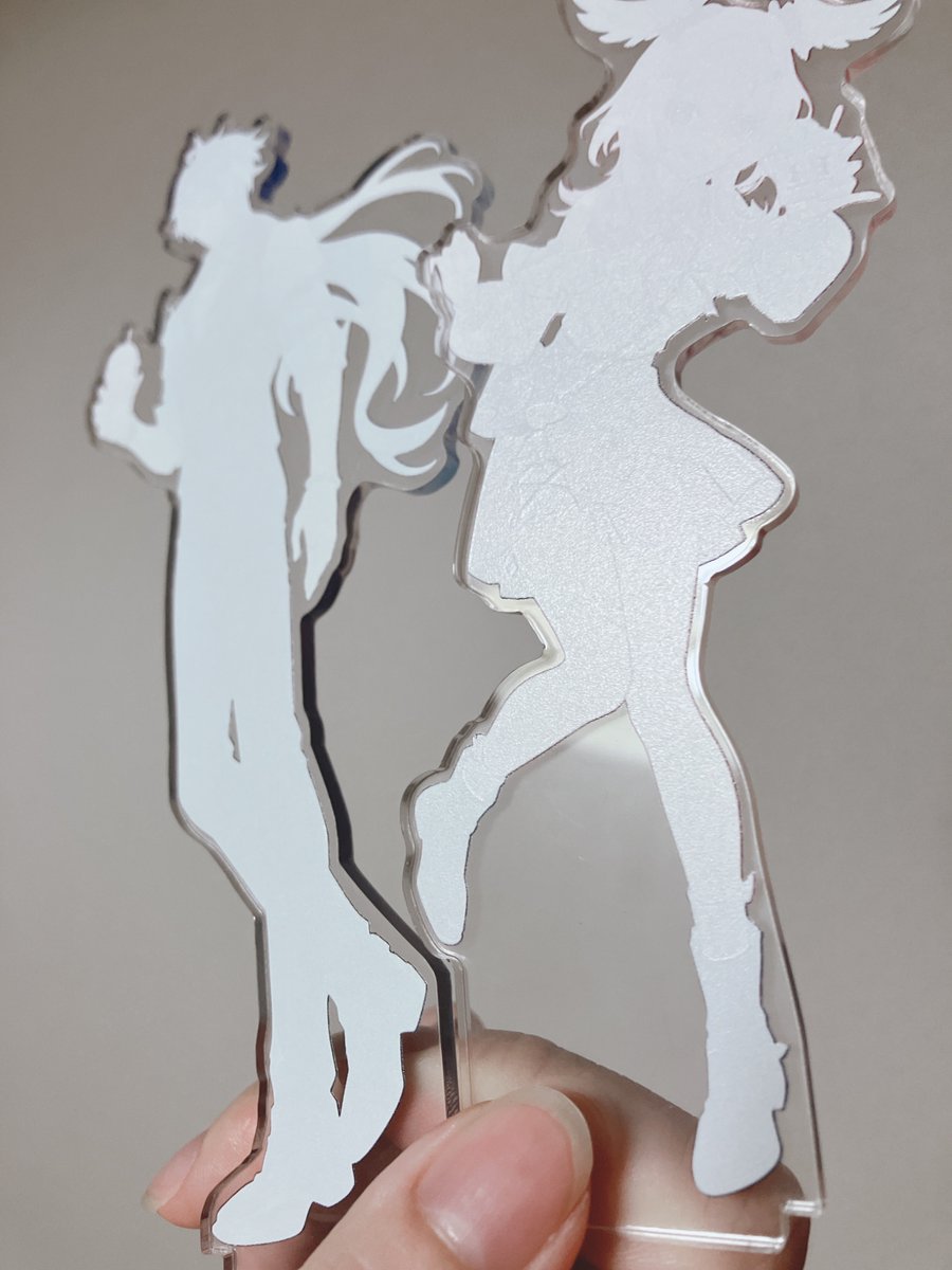 __ysxf's tweet photo. 31コラボのアクスタ、片面印刷で中華アクスタあるあるフィルム印刷式ではない裏打ち印刷なんだけど、固定のために背面全体につけられてるフィルムが粘着性のあるものだから長期間そのまま保存する予定の人は背面フィルムだけ剥がして袋に入れ直した方が良いかも https://t.co/wfjdb3QVUj