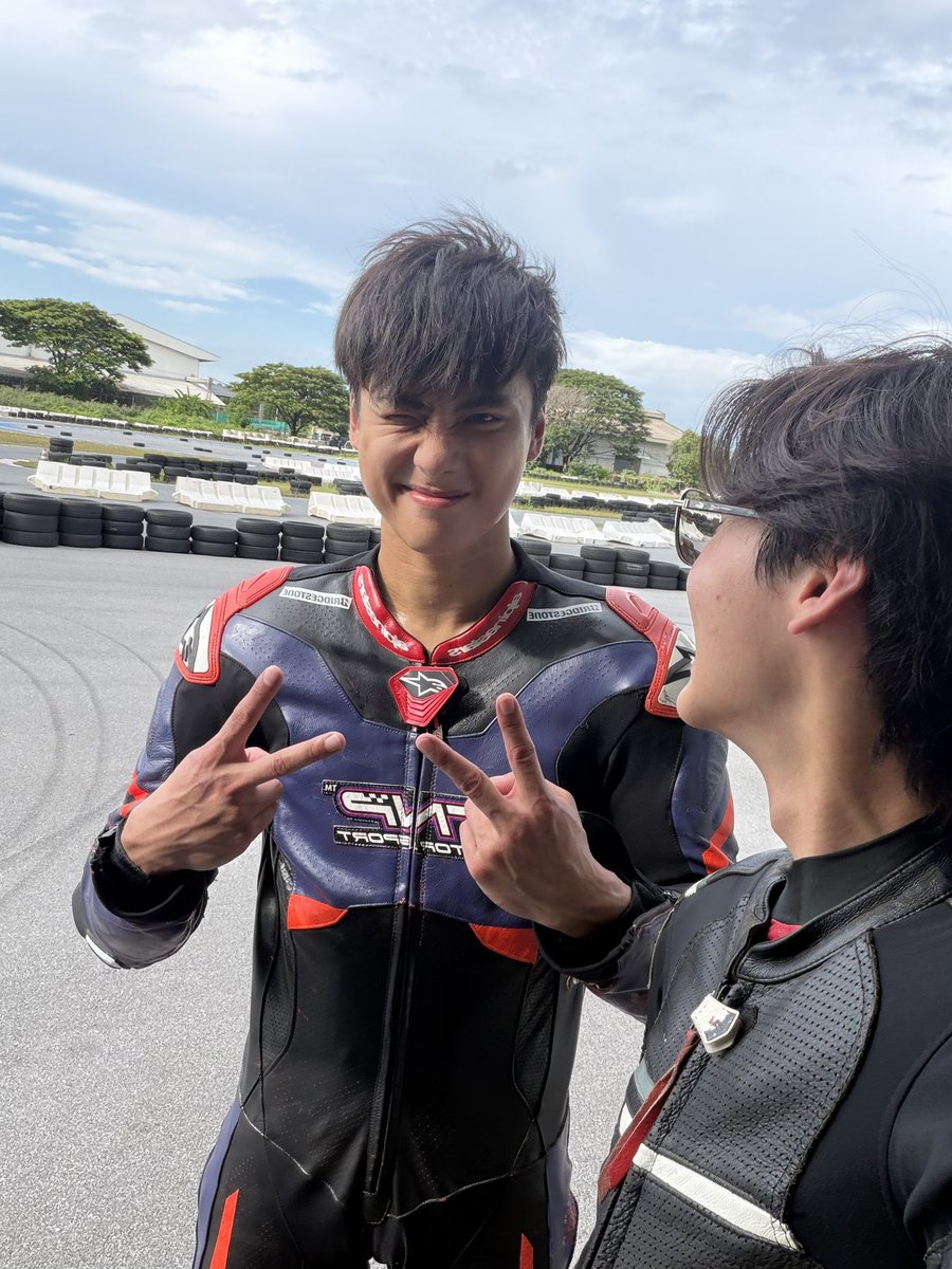 ohmretriever's tweet photo. อีกแล้วคับ คนน้องถ่าย คนพี่ลงรูป ก็เรามันยอมให้น้องอิงค์เล่นโทรศัพท์เหมือนเป็นของตัวเองไปแล้วดิเนอะ

#ohmpawat #ingasavanund
#ohming https://t.co/HwcfUsqIhR