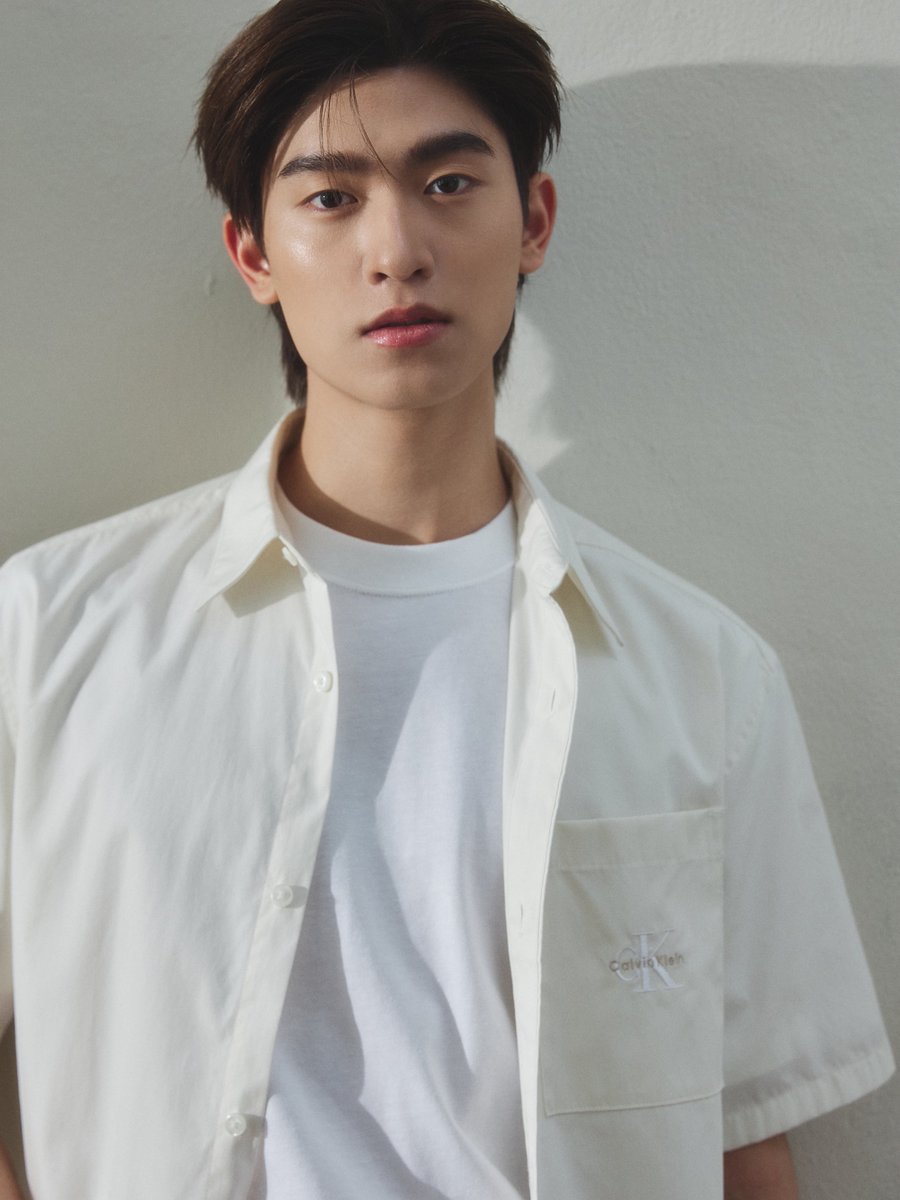Kazzmagazine's tweet photo. นิวยอร์กเตรียมสะเทือน! กับความคูลของ หลิงหลิง #linglingkwong โทมัส ธีรทัศน์ #thomaschungmanirat และซี ทวินันท์ #sea_tawinan เตรียมออกเดินทางสู่มหานครนิวยอร์ก เพื่อร่วมชม Calvin Klein Collection Spring 27 Runway Show ในวันที่ 12 ก.ย. 69 เวลา 02.00 น. ตามเวลาประเทศไทย ซึ่งนับเป็นครั้งแรกของทั้งสามในการเข้าร่วมชมแฟชั่นโชว์ของ Calvin Klein

#KAZZMAGAZINE