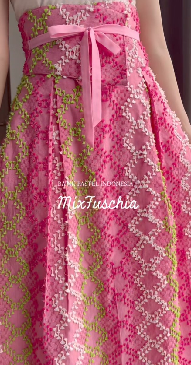 arunikapagi's tweet photo. Suka banget sama koleksi kebaya dan rok batik dari toko ini 🥺🫶🏻 detail dan warnanya selalu cantik, gak pernah gagal 😭🙌🏻 https://t.co/Dgzq6RKg4M