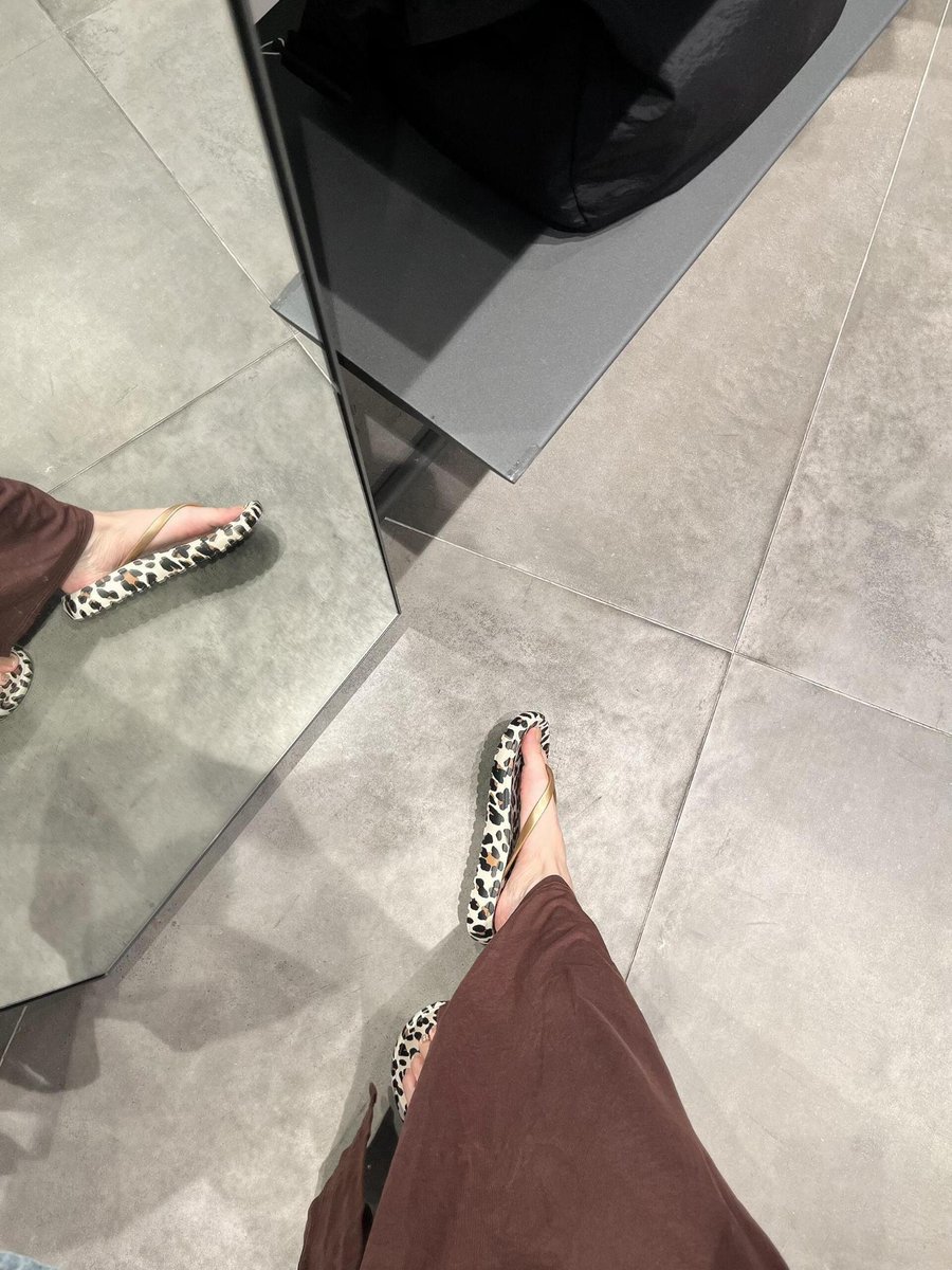 Taeho21a's tweet photo. Check out these unique leopard print slippers! https://t.co/XfrpmzWUnj