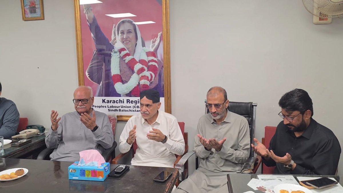 RaufNagori's tweet photo. جنرل سیکریٹری پاکستان پیپلزپارٹی سندھ سینیٹر سید وقار مہدی، صدر ضِلع شرقی محمد اقبال ساند کے ہمراہ  صدر پیپلز لیبر یونین سی بی اے، ایس ایس جی سی،  سندھ بلوچستان و سابق جنرل سیکریٹری پاکستان پیپلز پارٹی ضلع شرقی اعجاز بلوچ کے بھتیجے امیر محمد ولد شاہ فیصل کے دلخراش ٹریفک حادثے میں انتقال پر اظہارِ تعزیت، مرحوم کے ایصالِ ثواب کے لیے فاتحہ خوانی کی۔

اس موقع پر صدر پاکستان پیپلزپارٹی پی ایس 100 انجینئر محمد بلال جنرل سیکریٹری سید سعید حیدر شاہ، سینئر نائب صدر پی ایس 99 اقبال پیرزادہ نومی نائب صدر و کوآرڈینیٹر صوبائی وزیر بلدیات نور محمد اکاخیل پیپلز لیبر یونین سی بی اے، ایس ایس جی سی،  سندھ بلوچستان کے عہدیداران اور کارکنان بھی موجود ہیں۔