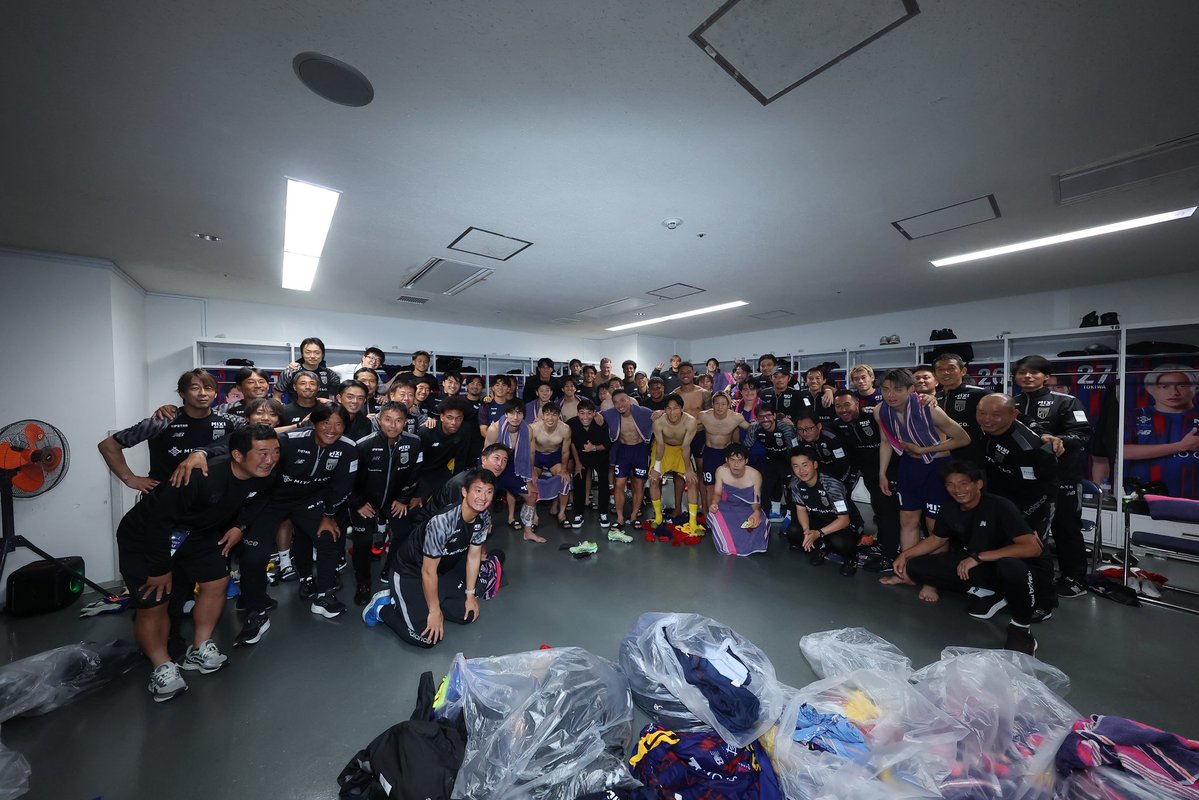 Kenta_Hontani's tweet photo. 慶悟くん、現役生活お疲れ様でした。
引退セレモニーを試合後に実施できず残念でしたが、勝ってロッカールームでみんな笑顔で写真撮影ができました。

次は指導者としての東慶悟と一緒に仕事ができるように。

#東慶悟
#fctokyo
#FC東京 https://t.co/e6AHoFufph