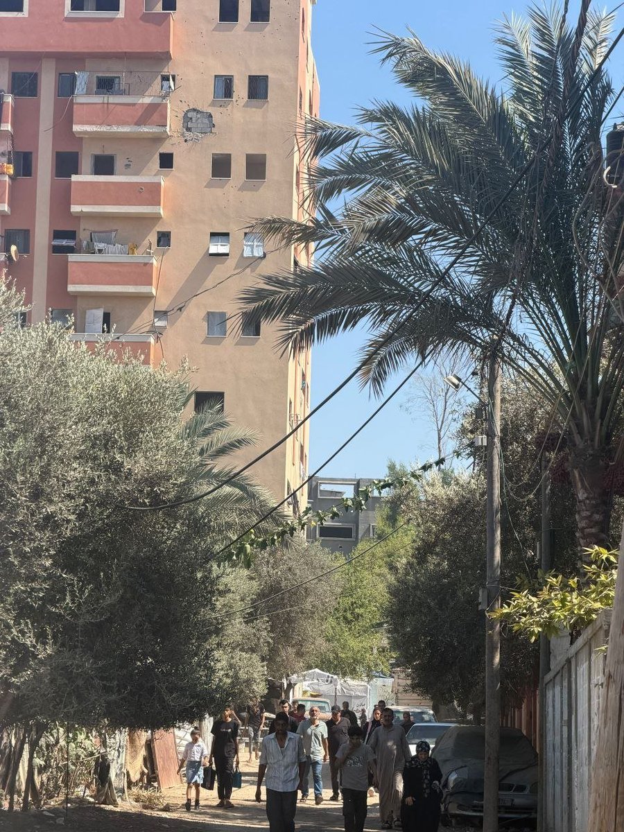 QudsNen's tweet photo. Breaking | Palestinians are evacuating an entire residential block in the Al-Bureij refugee camp, central Gaza, following Israeli military threats to bomb the area. https://t.co/Hv9vRkw8hb