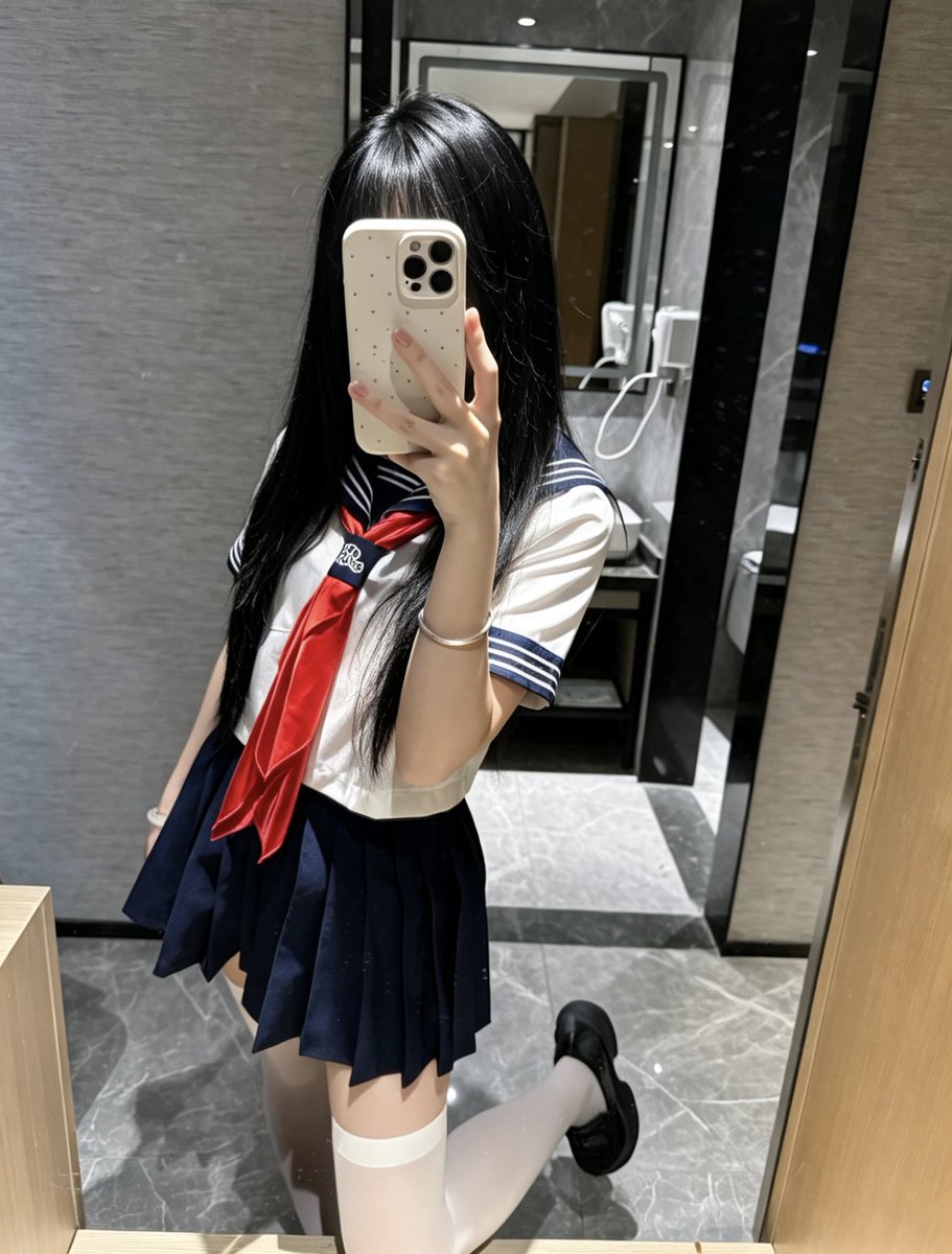 Lisoeput's tweet photo. 有些贱狗在加我好友后，总是小心翼翼的问我，祖宗我可以看着您的鞋底吐吗？当然可以了！早泄狗除外，因为我怕你个傻逼一看到我的鞋底就漏精！#atm奴 #榨金 #贡奴 #jk #绿帽ntr https://t.co/0V9JksAfz9