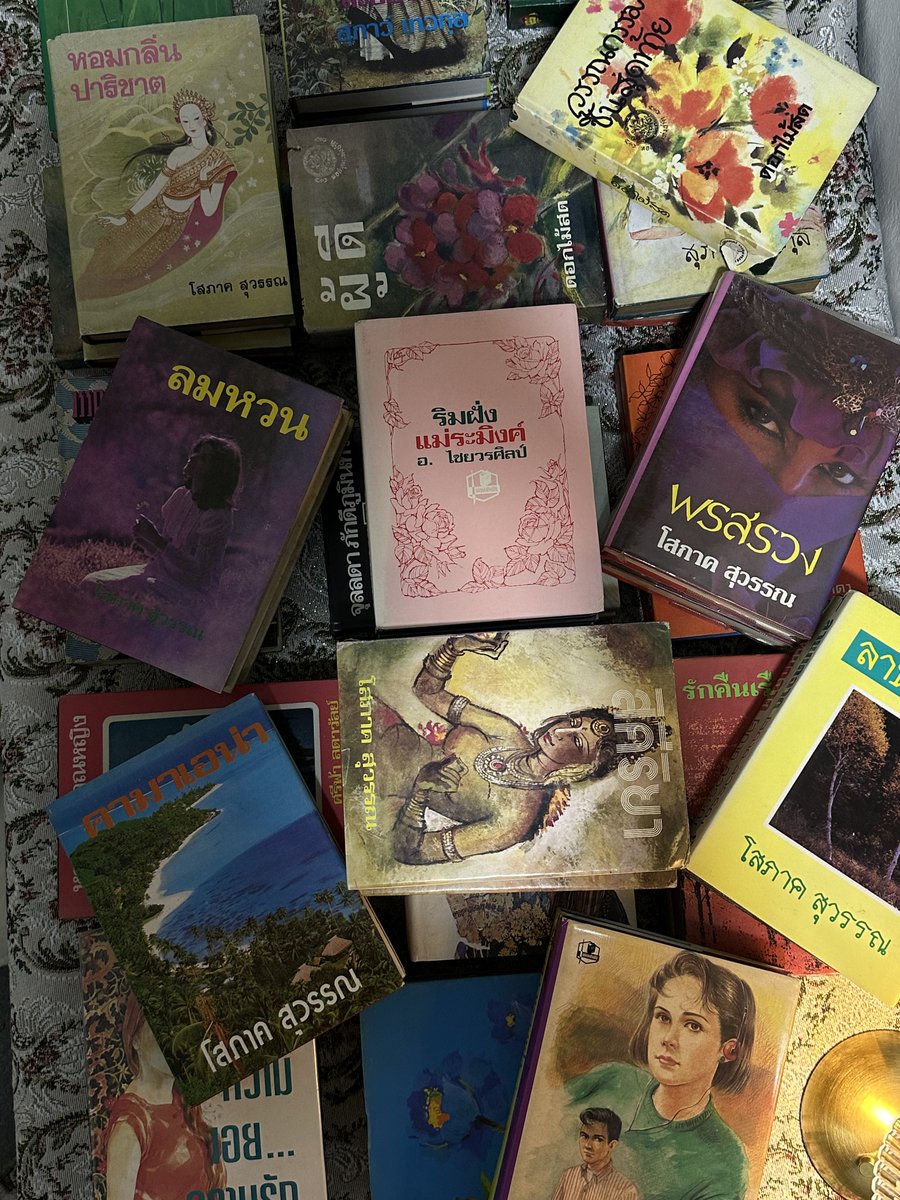 sonnetnco's tweet photo. 📖 วรรณกรรมไทยคลาสสิกจากนักเขียนยุคบุกเบิก หรือเขียนขึ้นระหว่างและหลังสงคราม กระทั่งช่วงสมัยสังคมเปลี่ยนแปลง เข้าสู่ยุคทองของนวนิยายไทยสมัยใหม่ในกาลนั้น 

ครั้งหนึ่งอาจเคยเป็นหนังสือใหม่ของยุคสมัย ทว่าหลายเรื่องยังคงเป็น “วรรณกรรมที่ยังมีชีวิต” ทรงคุณค่าอย่างเป็นงานเขียนชั้นครู ทั้งความงามของภาษายังเดินทางในกระแสเวลากว่า 100 ปี
 
แรกเริ่มจากสะสม ก็เทียวมองหามาไว้ส่งต่อ ด้วยหวังจะเจอคนที่ชื่นชอบเหมือนกัน และได้รับการตอบรับมากกว่าที่คิด

เห็นอดีต เรียนรู้ในปัจจุบัน ศึกษาเพื่ออนาคต ก็อาจจะใช้นิยามการลิ้มรสวรรณกรรมยุคก่อนได้

ขอบคุณนักอ่านทุกคนที่มารับทุกเรื่องไปไว้ในอ้อมใจนะคะ หลังจากนี้คงจะมีมาเรื่อย ๆ จนกว่าจะสิ้นความหลงใหล แต่หนังสือนี่สิ ไม่ทันสิ้นความหลงก็น่าจะหายากเสียแล้ว💌

หลายเล่มที่เลือกมา เพียงไม่กี่ปีก็จะเป็นสมบัติอีกหนึ่งชิ้นที่หาได้ยากยิ่ง นักอ่านนักดองอย่างชาวเราก็สิ้นไร้แรงต้านทาน!!