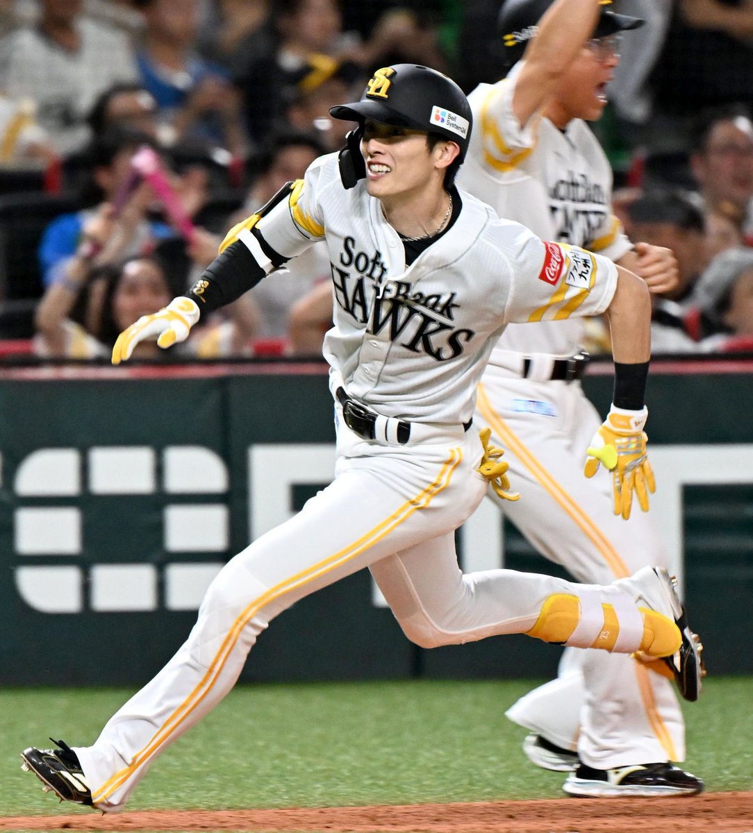 nishispo_hawks's tweet photo. 8連勝中の日本ハムを大差で撃破　

周東佑京劇場、先制2ランにパ27年ぶり満塁ランニングホームラン守備では超絶ファインプレーも　

優勝マジック13 

▼記事はこちら▼#sbhawks
https://t.co/imRcULy30X https://t.co/vkITk8ljFG