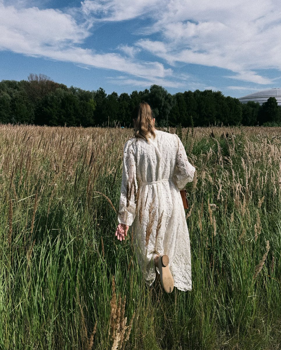 TripleXXX3's tweet photo. Finding such a vibrant spot in Moscow is pure happiness. A wonderful place for a peaceful walk: a beautiful field against a forest backdrop, with water nearby—the perfect blend of nature in one place. Rowing Canal 
Dress: @provans_belimova https://t.co/xb4XDrLlNB