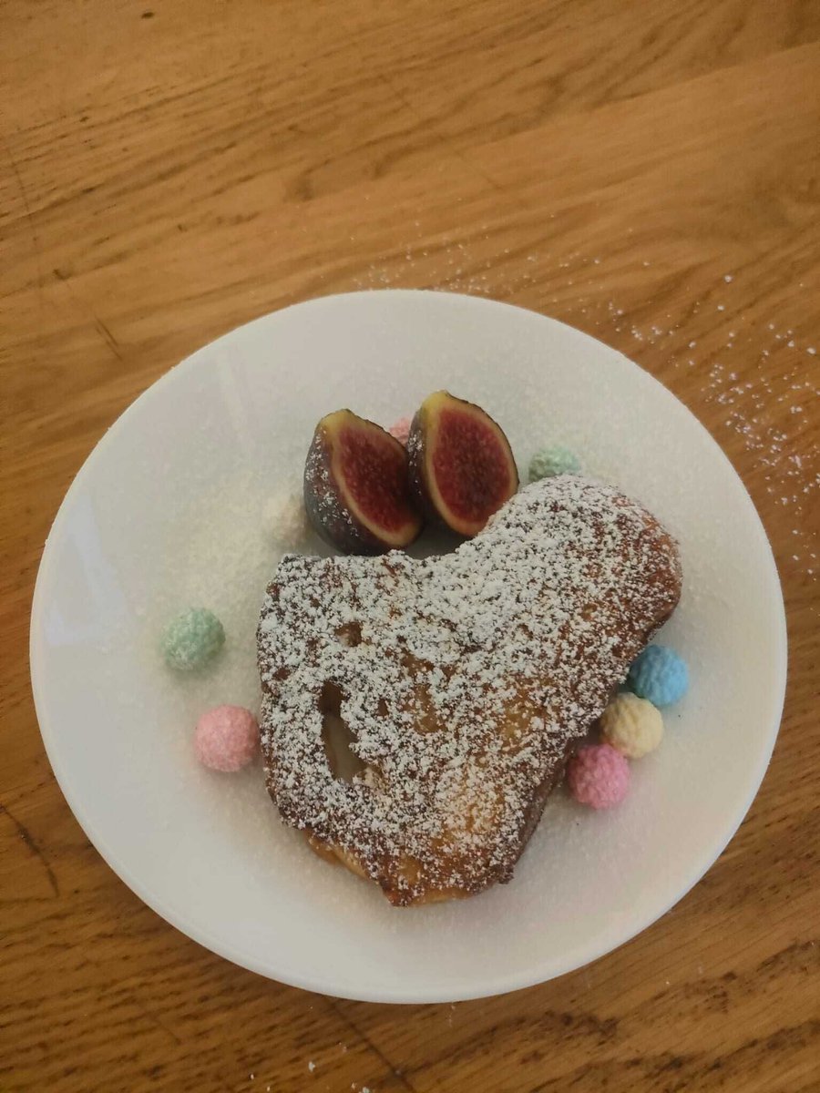 latardorOlot's tweet photo. 🥞 Com ja hem fet tradició, per rematar les #FestesdelTura unes torrades franceses amb un toc molt olotí, amb el famós tortell de @cancarbasseres. 

#Olot #CanCarbasseres #noumodel #FdT26 #FDT https://t.co/TyaLQDag61