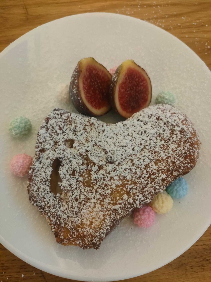 latardorOlot's tweet photo. 🥞 Com ja hem fet tradició, per rematar les #FestesdelTura unes torrades franceses amb un toc molt olotí, amb el famós tortell de @cancarbasseres. 

#Olot #CanCarbasseres #noumodel #FdT26 #FDT https://t.co/TyaLQDag61