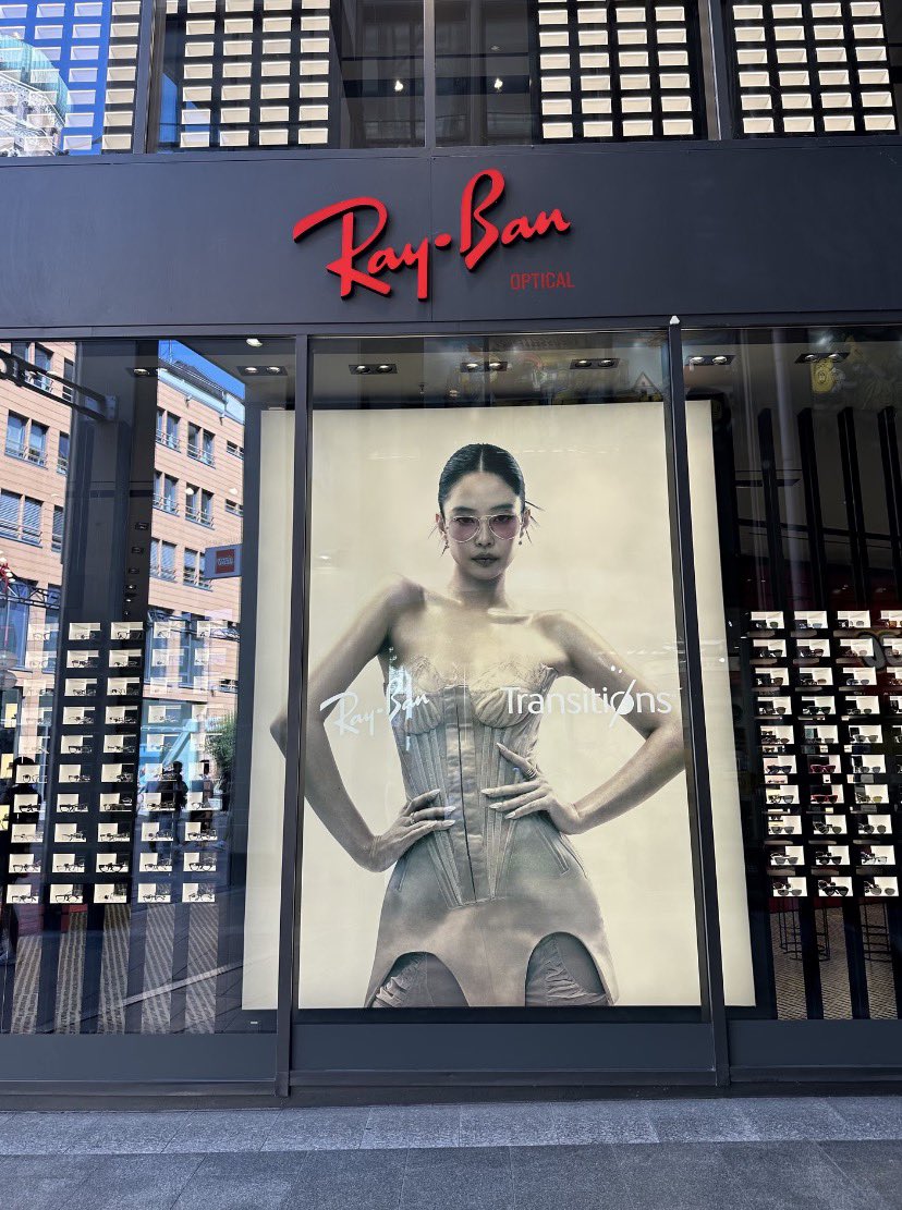 maibogs's tweet photo. Jennie's Ray Ban Transitions billboard in front of the Ray Ban store in Munich, the capital and largest city of Bavaria 🇩🇪 https://t.co/ybtOmxmpJn