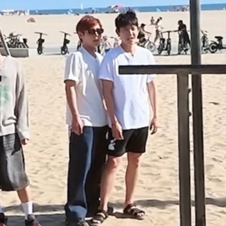 ujiniee99's tweet photo. anak kembar nempel mulu, pas jihoon lgi pull up bonekanya di pegang ini🥹 interaksi kek gini yg bikin kangen bgt, woojin yg se care itu jihoon🥹 https://t.co/TylyQJALaQ