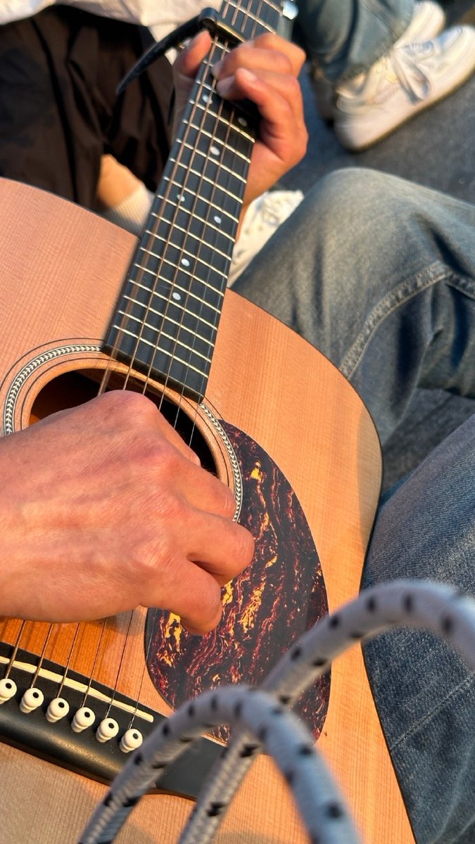 cnmbrgl5768's tweet photo. Lost in the warm rhythm of this acoustic set—nothing beats that raw, live music vibe to lift a tired day. https://t.co/uBBHjFfmLG