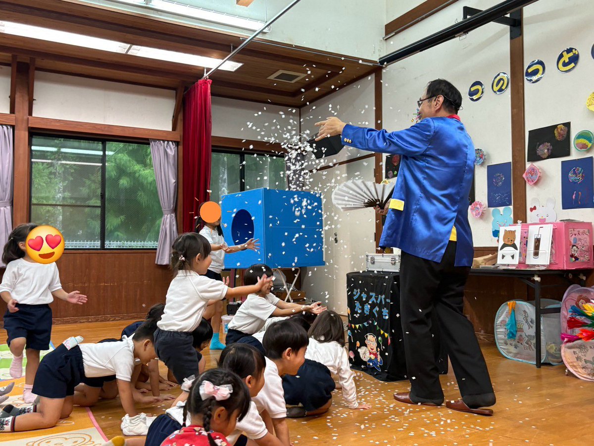 jaspertakiguchi's tweet photo. 【奈良県吉野郡】こども園・出張マジックショー

保護者の方や地域の小学生も、観て頂きました

元気な、こども達で私も楽しくさせて頂きました

ショー後には、こども達みんなで一斉のお見送り

こども達からイラストとお花のプレゼント

職員の皆様にも至れり尽くせりして頂き本当に助かりました https://t.co/99uH9CMVkr