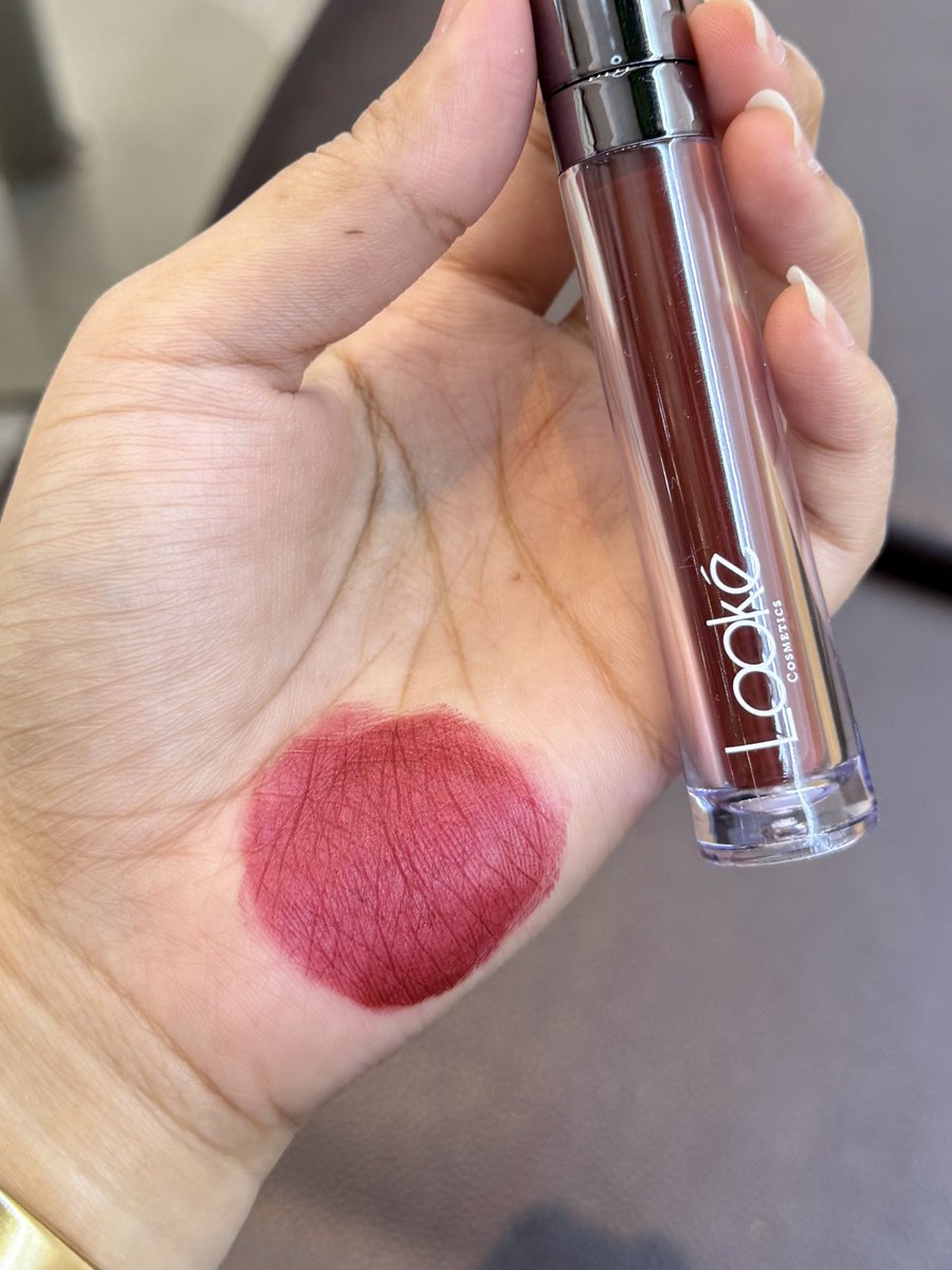 nanaspineapel's tweet photo. Kalo ditanya lippies yang nyaman buat daily, pasti aku langsung kepikiran lippies satu ini…. 

Definisi lip velvet yang teksturnya ringan, ngga bikin kering &amp; finisnya CAKEPP BGT blurred gituuuu😍♥️ https://t.co/vSn5Au2N2h