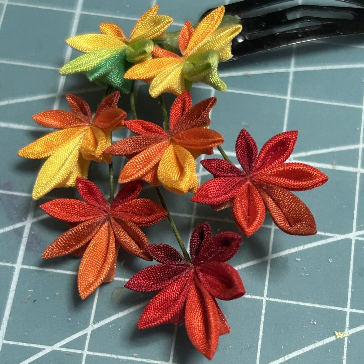 puppenheimcraft's tweet photo. 相変わらずギリギリで切ってます。
なので作業場が秋色w https://t.co/PRRvO6akem