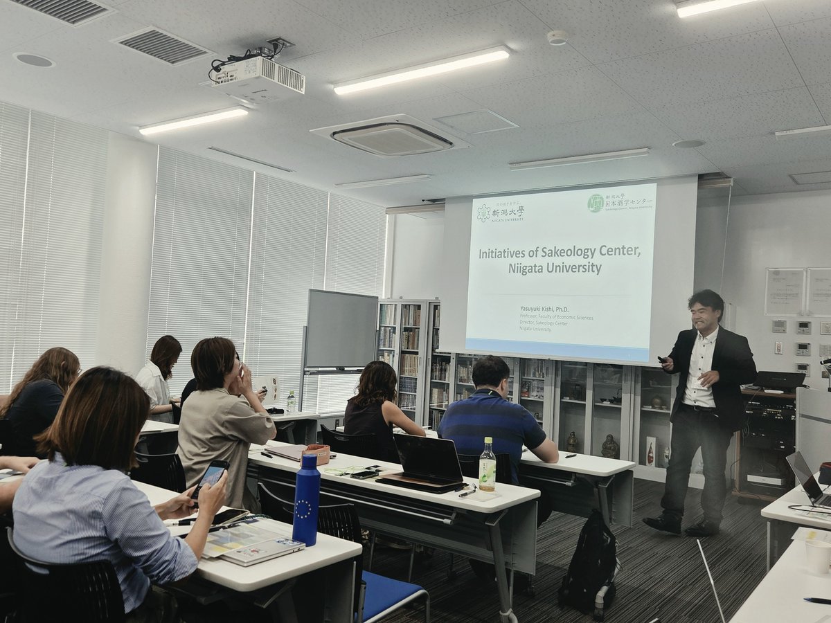 Kameoka_Lab's tweet photo. 【🐢のつぶやき】1263日目
おつカメさまです☔ 亀です

本日から #���ルドー大学 #西シドニー大学 と連携した #サマースクール 

お隣の先生は、 鰻丼がお好きのようで（余談）

学生さん達のコミュ力に圧倒され
明日も楽しみになるばかり

#新潟大学 #日本酒学 #sakeology #日本酒 #新潟 #亀岡研究室 https://t.co/VktDzQktNV